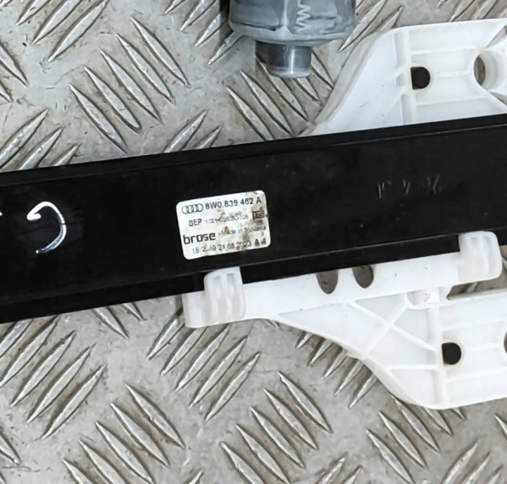 ÉLÉVATEUR VITRES ARRIÈRE DROITS PORTES AUDI A4 AVANT (8W2, B9) 8W0959812