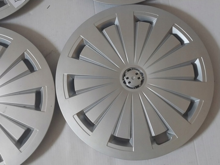 1071 ENJOLIVEURS AUDI 8W0601147 AUDI 16 ÉTRIERS