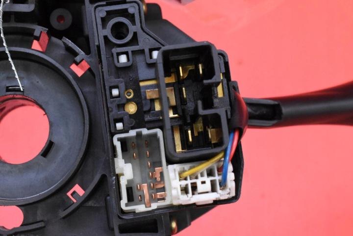 COMMUTATEUR COMPOSITE ARAIGNÉE M80G21E90 MITSUBISHI COLT 5 V 3D HAYON 95-03