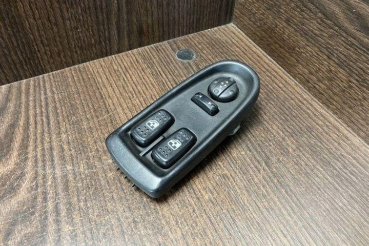 BOUTON COMMANDE VITRE ARRIÈRE GAUCHES PORTES IVECO DAILY IV FLATBED