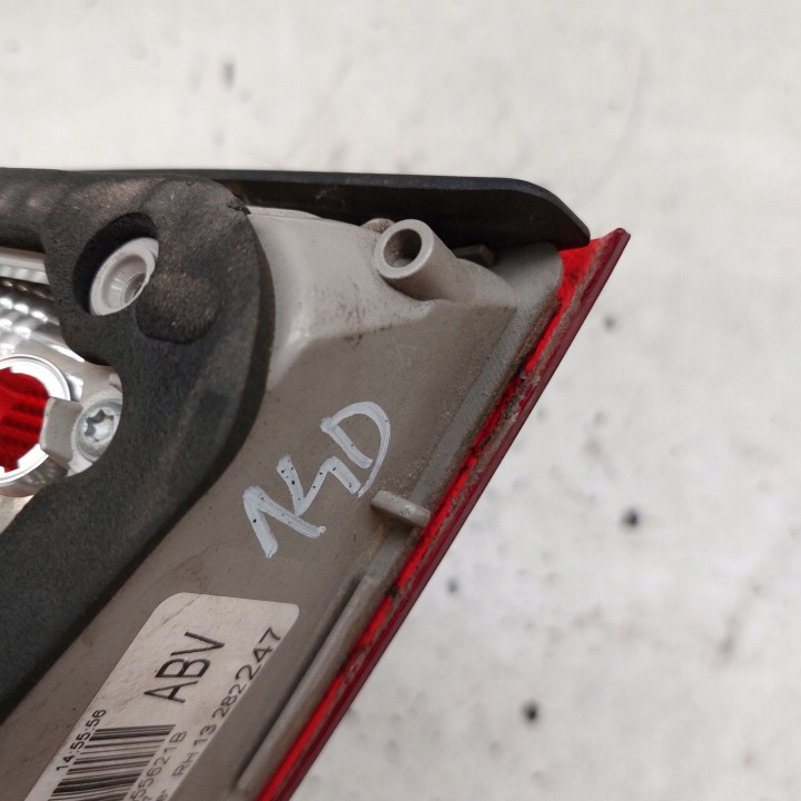 OPEL ASTRA J PHARE DROITE ARRIÈRE DANS COUVERCLE DE COFFRE 13282247