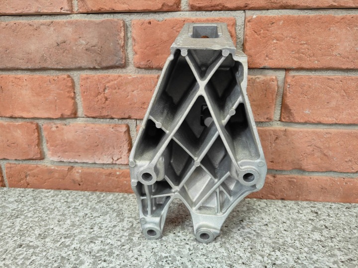 POIGNÉE SUPPORT FIXATION MOTEUR GAUCHE BMW G20 G30 G32 G01 G02 G05 6864595