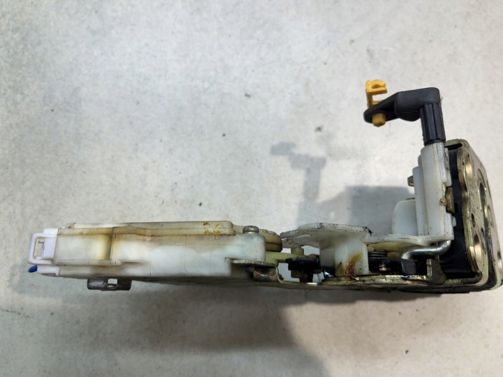 SERRURE DE PORTE GAUCHE AVANT NISSAN ALMERA TINO 1.8 16V B 8055361U66