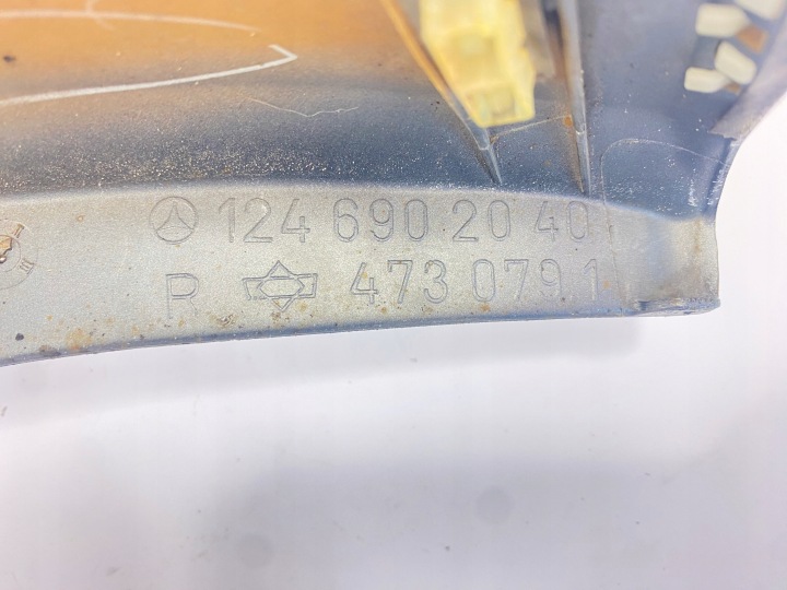 MOULURE LATÉRALE GARDE-BOUE DROIT ARRIÈRE LÈVRE MERCEDES W124 BERLINE UNIVERSEL 1246902040