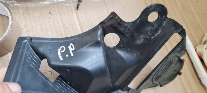 A4 B9 8W PROTECTION REVÊTEMENT KIELICHA DROITE 8W0806584B A5 8W