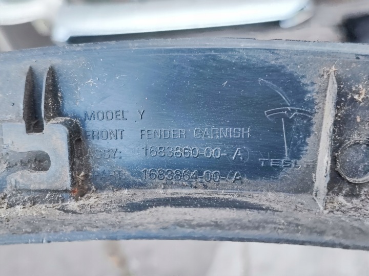 MOULURE REVÊTEMENT GARDE-BOUE DROIT AVANT AVANT TESLA MODÈLE Y 168386400