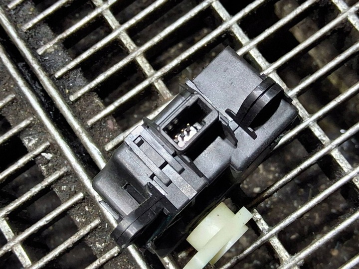 PETIT MOTEUR CAPOTS CONDUIT D'AIR NISSAN JUKE I F15 277321HA0A