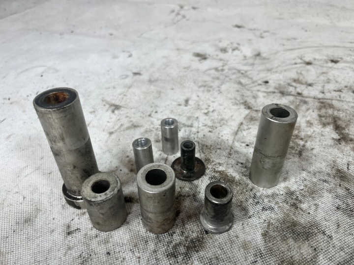 DOUILLES FIXATIONS RAME MOTEUR VERS MOTOCYCLETTE SUZUKI TL 1000