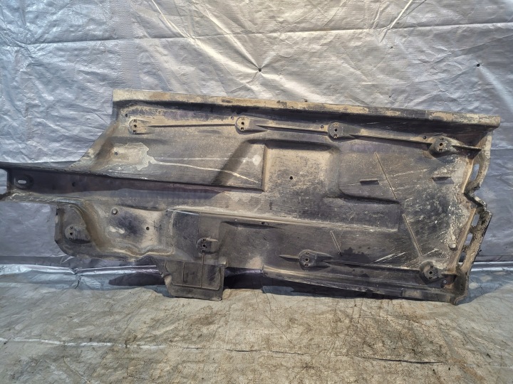 PROTECTION CHÂSSIS DROITE OE 6Q0825202H VOLKSWAGEN FOX 1.2B 05R.