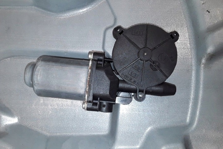ÉLÉVATEUR VITRES DROITS AVANT PORTES NISSAN PRIMERA ESTATE (WP12)