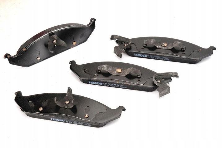 KLOCEK BRAKE KPL. FRONT (Z ZAMKIEM) CHRYSLER CIRRUS, STRATUS DODGE STR 