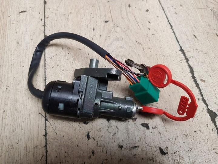 CONTACTEUR D'ALLUMAGE CLÉ SUZUKI AY50 CATANA 37100-09EG0