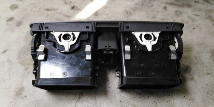 CENTRALE GRILLE CONDUIT D'AIR SKODA OE 6Y0820951