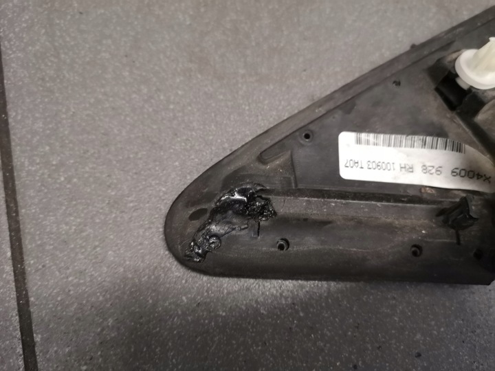 BOUCHON GARDE-BOUE DROITE TOYOTA AVENSIS X4009-928