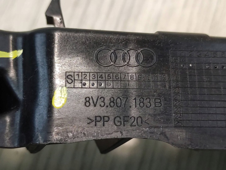 AUDI A3 8V3 GLISSIÈRE FIXATION PARE-CHOCS GAUCHE AVANT 8V3807183B