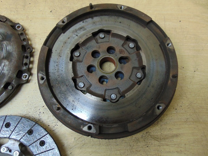 EMBRAYAGE VOLANT BIMASSE CITROEN DS3 1.6 HDI 9686903880