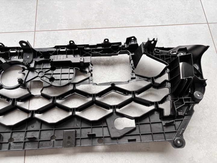 RENFORCEMENT GRILLE DE RADIATEUR AVANT AUDI RSQ8 4M8 LIFT 23- OE CHÂSSIS CALANDRE AVANT
