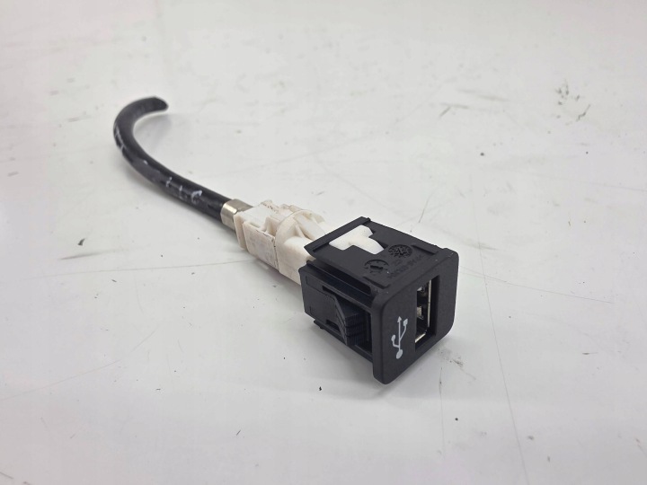 BMW 1 F40 2022 PRISE RACCORD USB