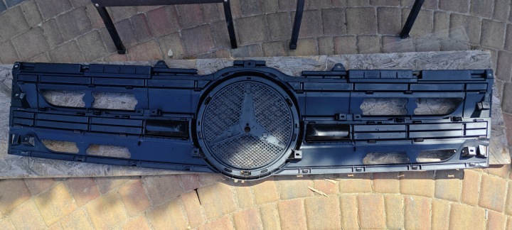 CALANDRE GRILLE MERCEDES ACTROS MP4 A9607500318 NEUF