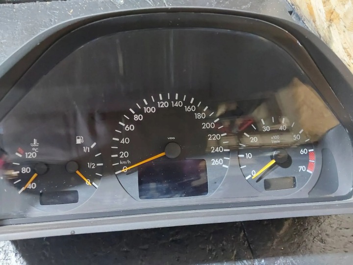 COMPTEUR COMPTEUR DE VITESSE MERCEDES-BENZ E W210 2.6 V6 A2105401611