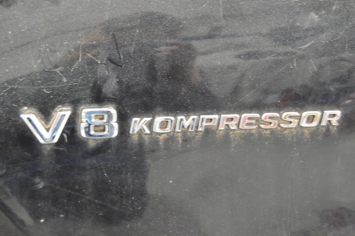 EMBLEMA V8 KOMPRESSOR MERCEDES W211 5.5 AMG 