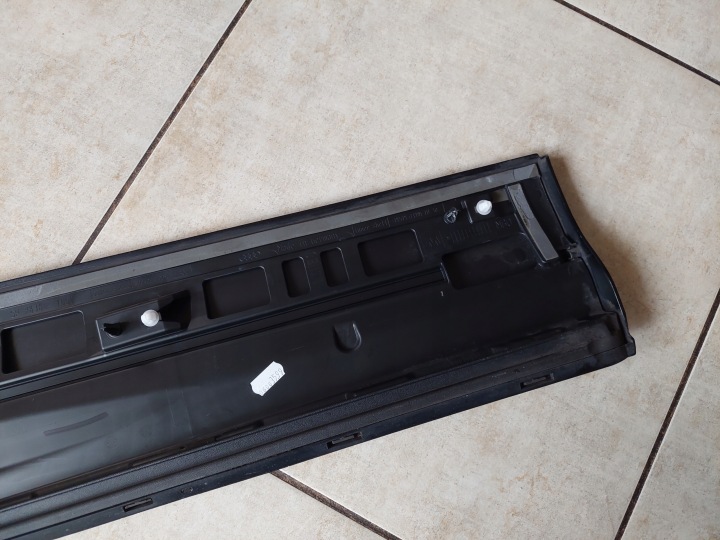 MOULURE PORTES GAUCHE ARRIÈRE AUDI Q2 81A