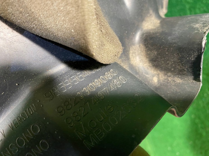 PEUGEOT 208 II PASSAGE DE ROUE DROIT AVANT DROIT 9823309080