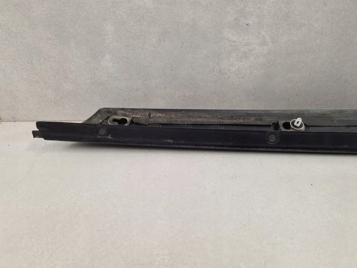 MOULURE PROTECTION CHÂSSIS MONTANTS A GAUCHE RANGE ROVER III L322
