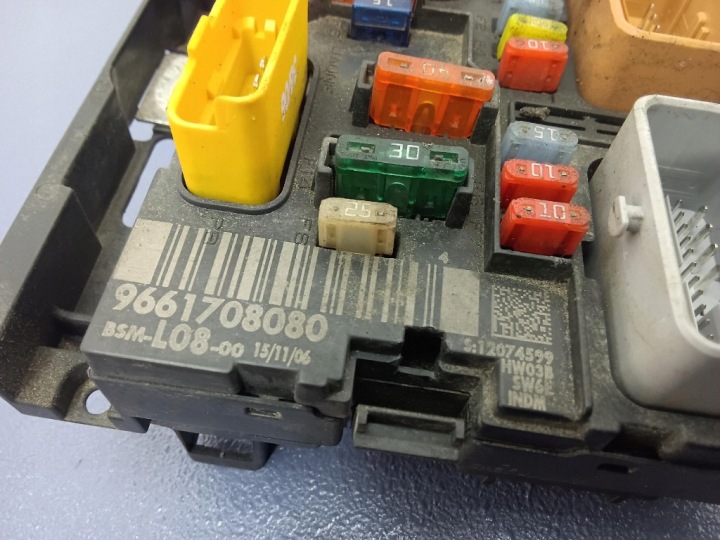 CITROEN C4 PICASSO 2.0 HDI BOÎTE FUSIBLES MODULE FUSIBLE L08 9661708080