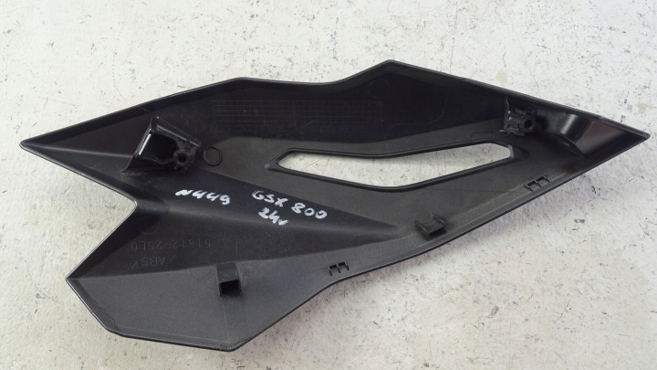 N449 SUZUKI GSX-8S GSX8S 800 24' PROTECTION DÉFLECTEUR D'AIR CASQUETTE DROITE 51812-25L0