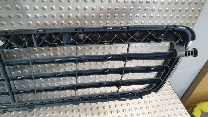 GRILLE CALANDRE MERCEDES C-KLASA W204 A2048801283 07-