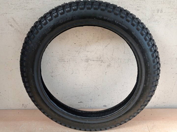 PNEUS 3 X 16 ÉTRIERS (DEGUM AVINA) 1 X 18 ÉTRIERS X 3.25 BARUM