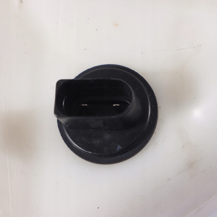AUDI A8L 4H RÉSERVOIR LIQUIDE VERS LAVE-GLACES VITRE 4L0955453D