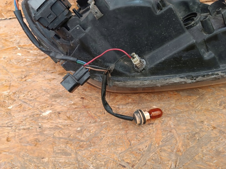 PHARE GAUCHE AVANT EUROPE MITSUBISHI OUTLANDER I 03-