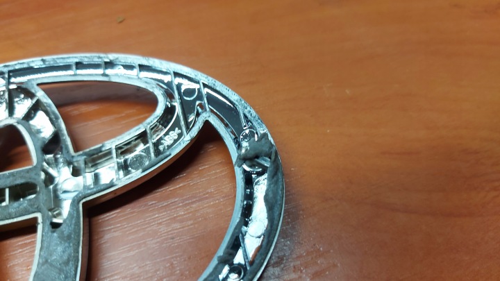 INSIGNE EMBLÈME LOGO ARRIÈRE COUVERCLES DE COFFRE TOYOTA YARIS IV E21 AURIS II AVENSIS T27