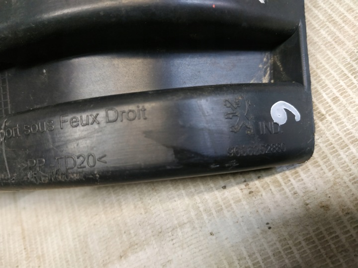 GLISSIÈRE PARE-CHOCS DROIT ARRIÈRE 9686252880 PEUGEOT 5008
