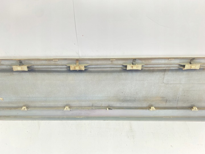 LARGE MOULURE LATÉRALE CHROME PORTES DROITE AVANT MERCEDES W124 1246901640