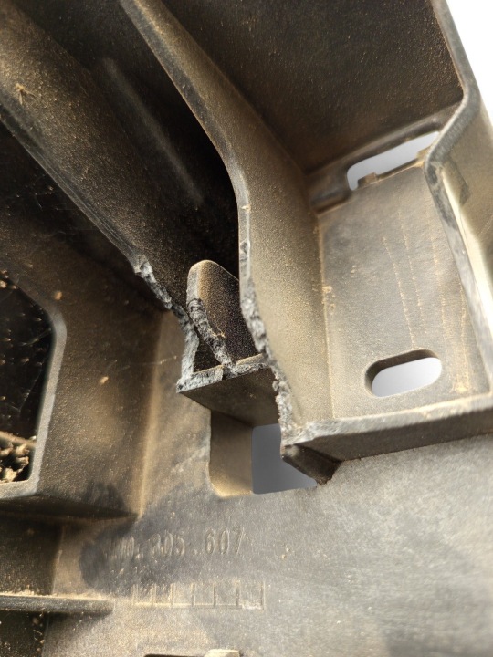 AUDI Q7 4M 4M0805607 GAUCHE CÔTÉ POIGNÉE FIXATION PHARES AVANT