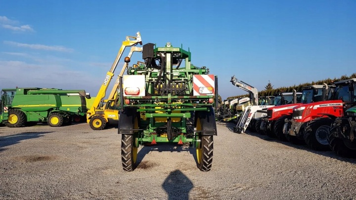JOHN DEERE 832 EN BON ÉTAT PULVÉRISATEUR JOHN DEERE 832 POUTRE 27M 3200L