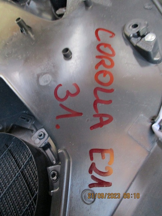 GARNITURE COLLECTEUR PORTES DROIT AVANT TOYOTA COROLLA E21 67611-02860