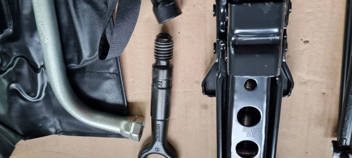 A5 8W CRIC AUTOMOBILE KIT ROUES 8W0011031D A4 B9 8W