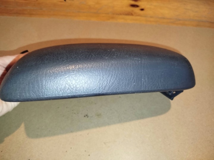 ACCOUDOIR CONSOLES TOYOTA AVENSIS T220