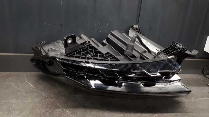 5LB941015G PROJECTEUR GAUCHE AVANT SKODA ENYAQ