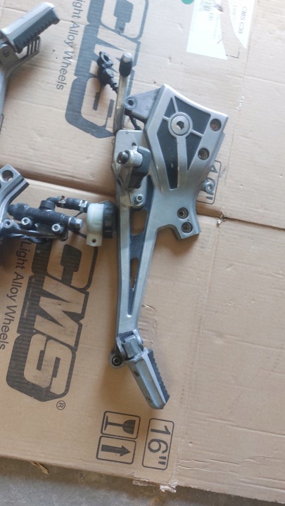 KAWASAKI GPZ 900 R 750 R 84-93 PODNOZKI SETY DROIT GAUCHE