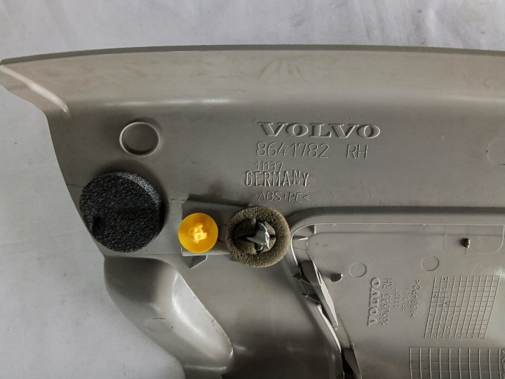 MOULURE DÉCORATIVE COUVERCLES DE COFFRE DROITE 8641782 VOLVO V50 04-07R 2.4BENZ.((V4))