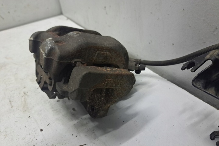 ÉTRIER DE FREIN DE FREIN AVANT DROIT BMW 3 (F30, F80) 6857688 2.0L GASOLINE 180KW