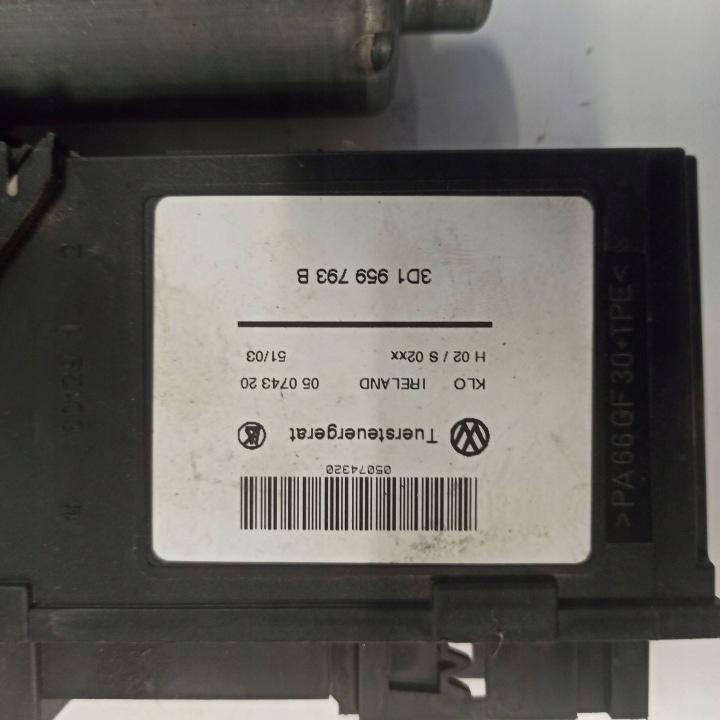 VOLKSWAGEN TOUAREG PETIT MOTEUR VITRES AVANT GAUCHE 7L0959701B