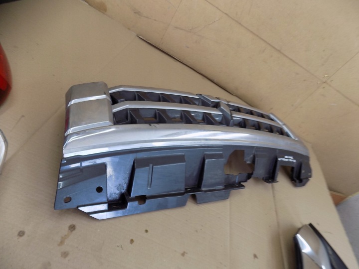 MITSUBISHI PAJERO IV LIFT GRILLE CALANDRE 7450A975 7450A977 ORIGINAL