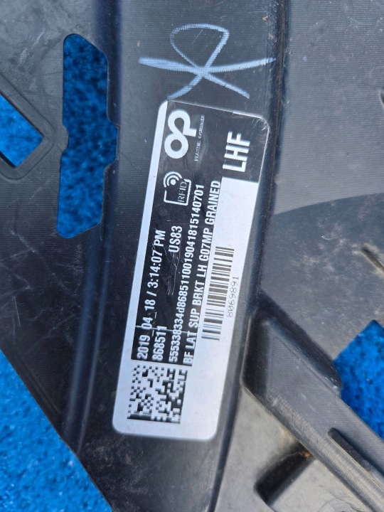 GLISSIÈRE FIXATION POIGNÉE PARE-CHOCS AVANT GAUCHE BMW X7 G07 8069891