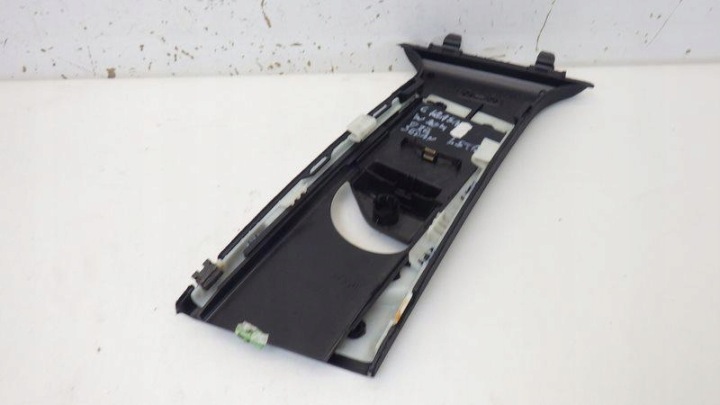 PLASTIQUE PROTECTION MONTANTS B GAUCHE MERCEDES W204 A2048600130 W204